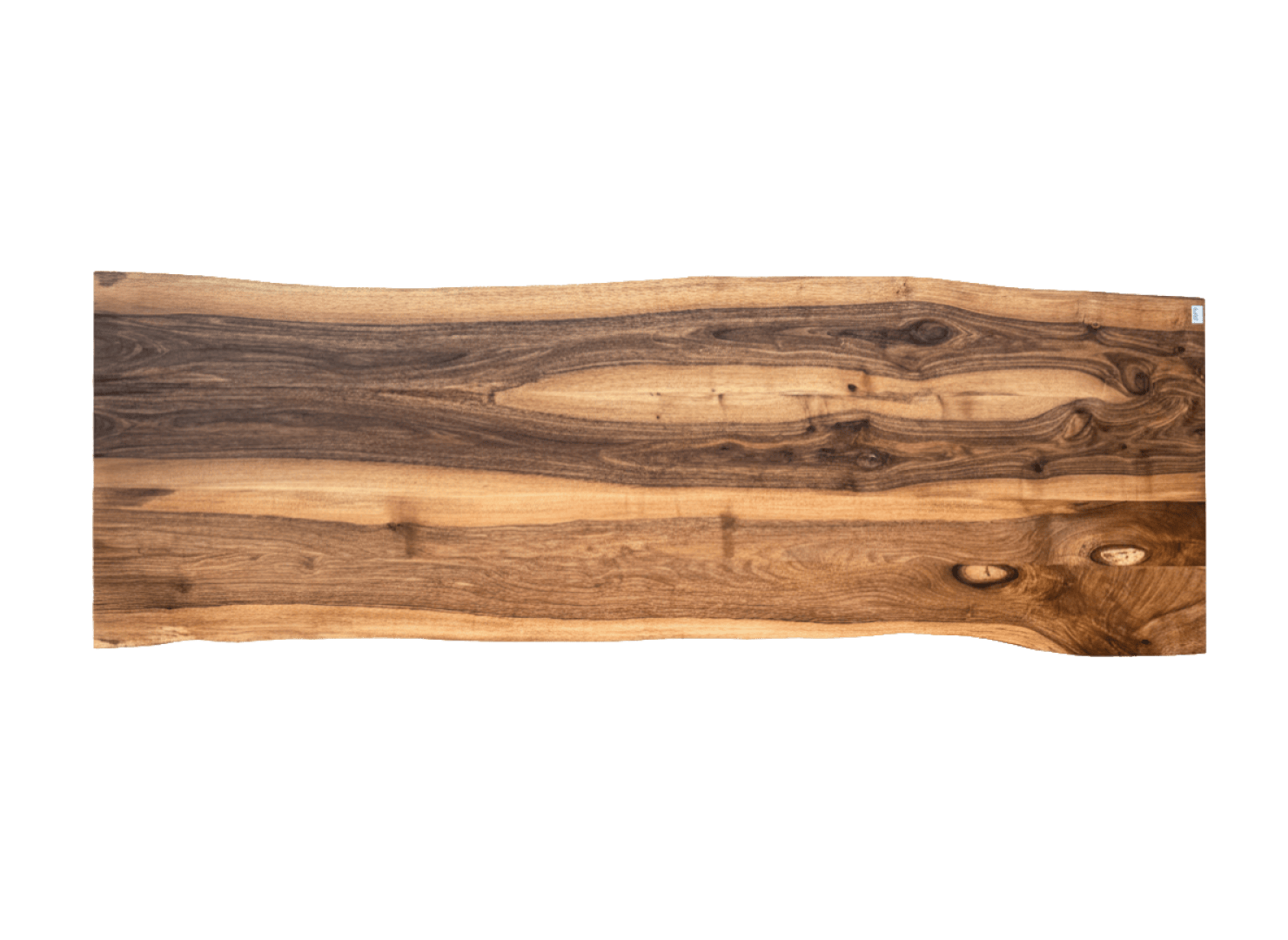 Eine rechteckige Holzdiele mit natürlicher, gewellter Maserung und lebendiger Kante, die verschiedene Brauntöne und sichtbare Äste auf weißem Hintergrund aufweist.