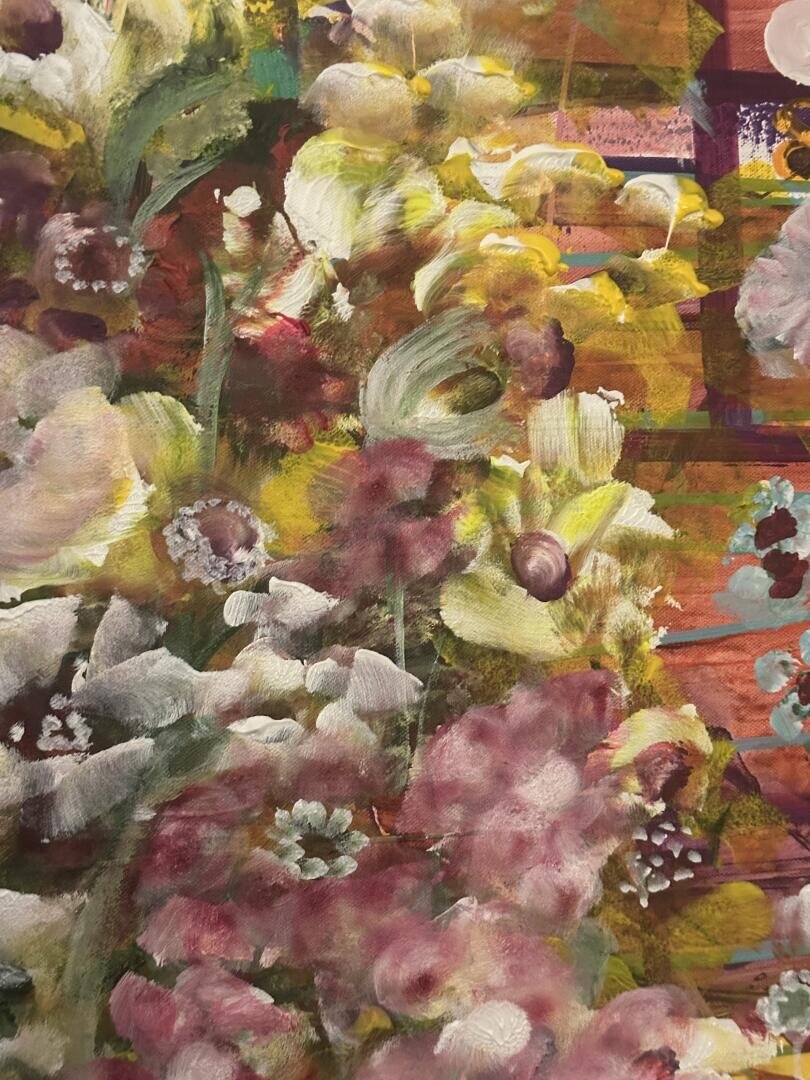 Ein abstraktes Gemälde mit verschwommenen, farbenfrohen Blumen in Rot-, Gelb-, Weiß- und Grüntönen vor einem warmen, strukturierten Hintergrund mit orangefarbenen, rosa und violetten Linien.