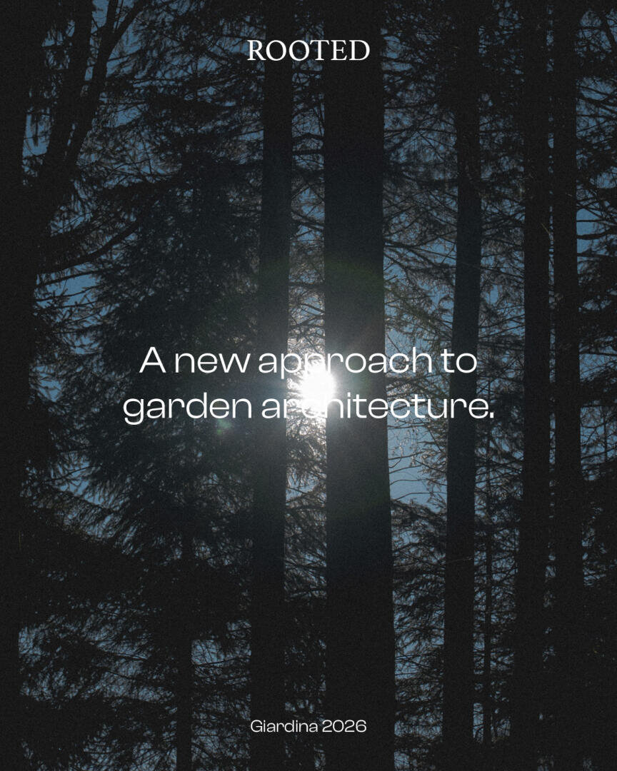 Hohe Bäume in einem Wald, die sich gegen das Sonnenlicht abheben, mit dem Text: WURZELN. Ein neuer Ansatz für die Gartenarchitektur. Giardina 2026.