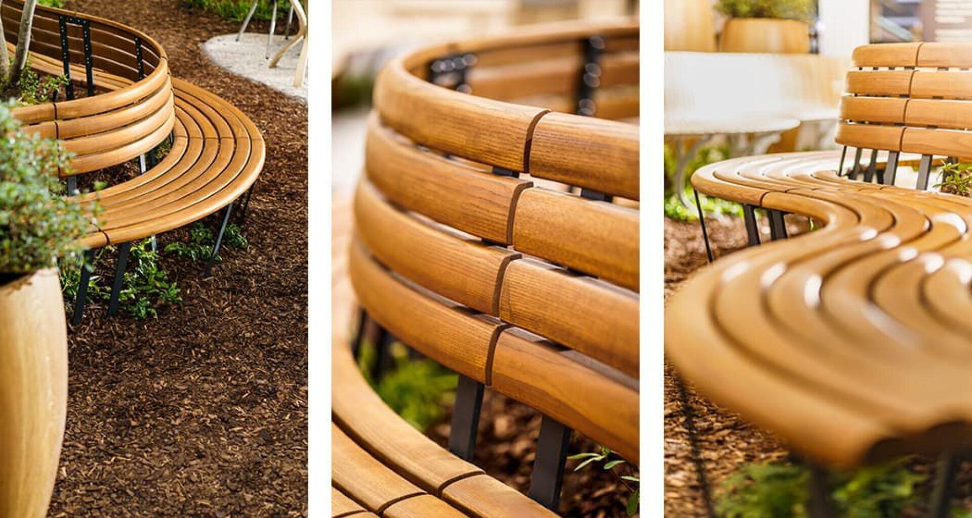 Drei Nahaufnahmen von geschwungenen Holzbänken mit schwarzen Metallstützen, die im Freien auf mulchbedecktem Boden in der Nähe von Topfpflanzen und Grünpflanzen aufgestellt sind.