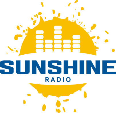 Logo für Sunshine Radio mit einer gelben Sonne mit Farbspritzern am Rand und weißen Balken, die an einen Equalizer erinnern. Das Wort SUNSHINE steht in fetten blauen Buchstaben, RADIO in kleinerer blauer Schrift darunter.