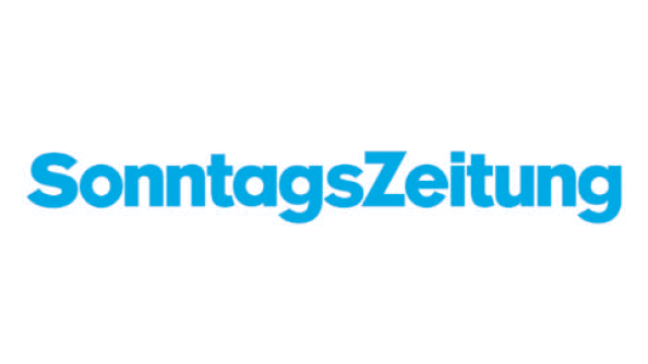 Blauer Text auf weißem Hintergrund lautet „SonntagsZeitung“ in einer fetten, modernen Schriftart.