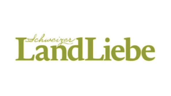 Das Logo zeigt die Worte „Schweizer LandLiebe“ in einer hellgrünen Serifenschrift auf weißem Hintergrund, mit dem handschriftlichen Schriftzug „Schweizer“ über „LandLiebe“.