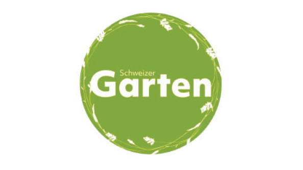 Grünes, rundes Logo mit weißem Text „Schweizer Garten“ in der Mitte, umgeben von einem Rand aus stilisierten weißen Gras- und Pflanzensilhouetten.