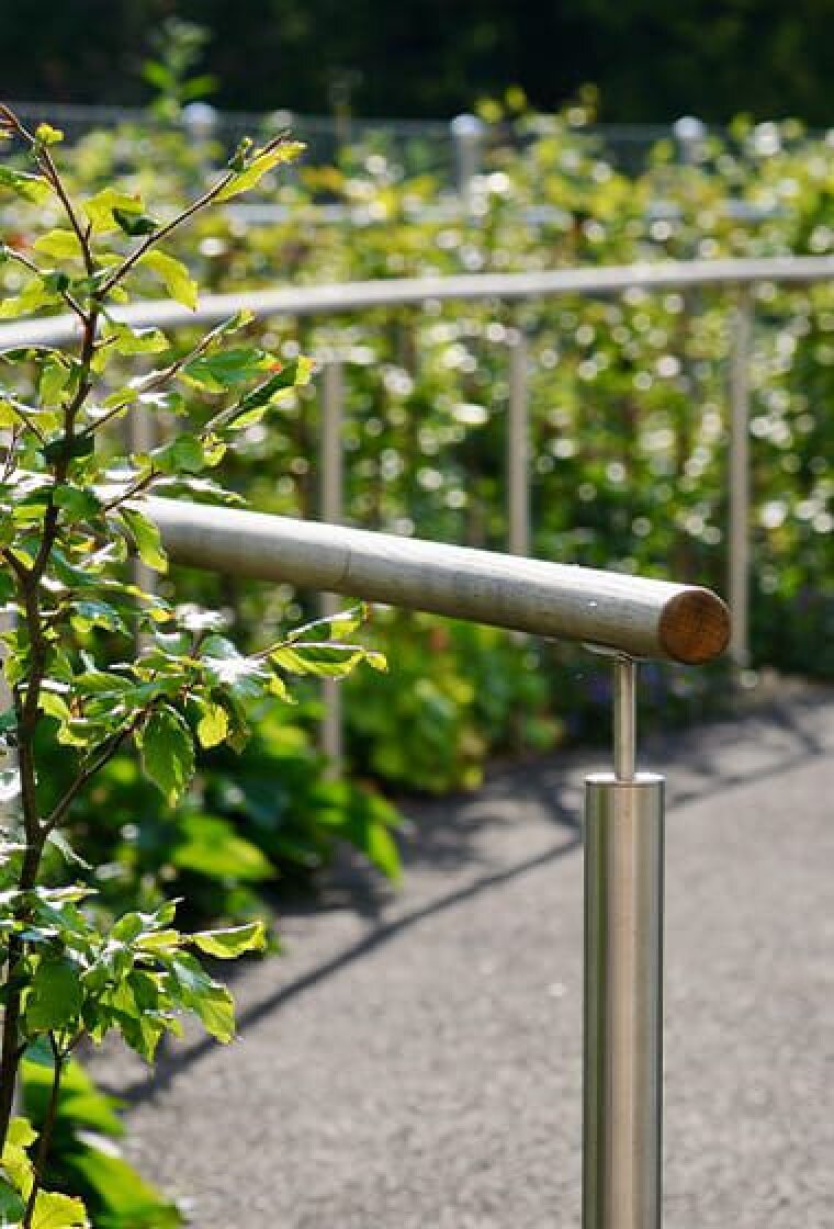 Unschlagbare Haptik und fugenloses Auftregen: ein dampfgebogener Handlauf aus Holz