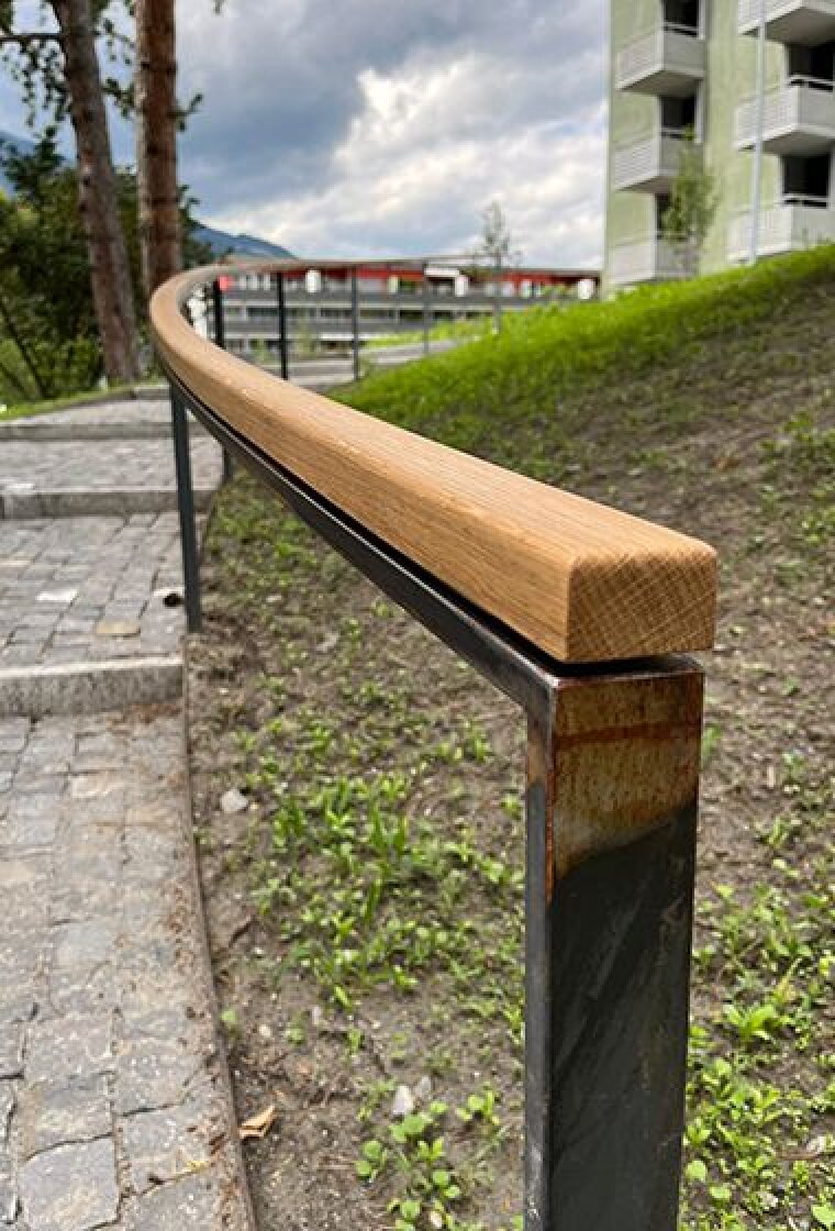 Gebogener Holzhandlauf in Gartenanlage