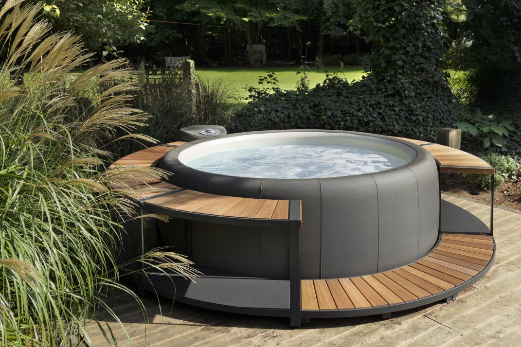 Whirlpool Softub mit Umrandung