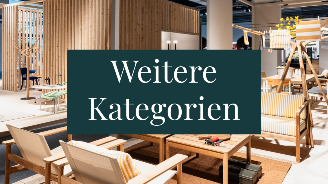 Moderner Ausstellungsraum mit Holzmöbeln für den Außenbereich; auf dem großen grünen Schild in der Mitte steht in weißer Schrift "Weitere Kategorien".