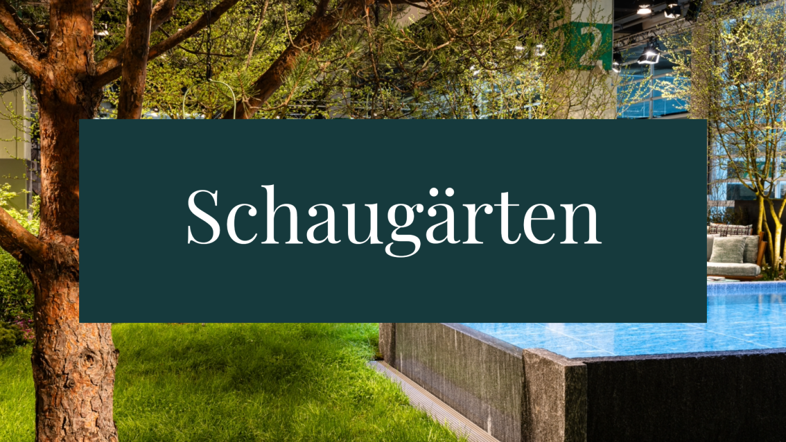 Ein modernes Indoor-Garten-Display mit Bäumen, grünem Gras und einem Pool. Das Wort Schaugärten ist in großer weißer Schrift auf einem dunkelgrünen Rechteck zentriert.