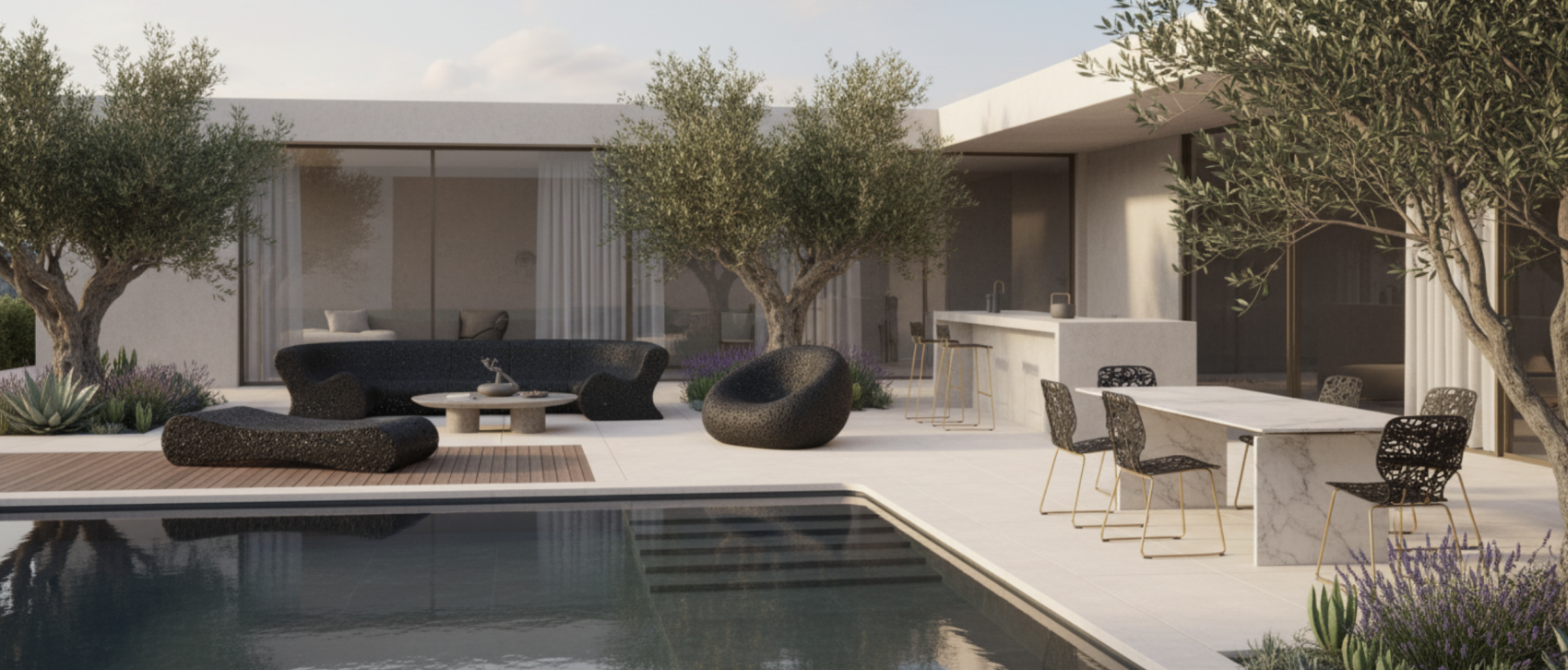 Moderne Außenterrasse mit eleganten schwarzen Loungemöbeln, Esstisch aus Marmor und Barbestuhlung neben einem Swimmingpool, umgeben von Olivenbäumen und zeitgenössischer Architektur bei sanftem Tageslicht.