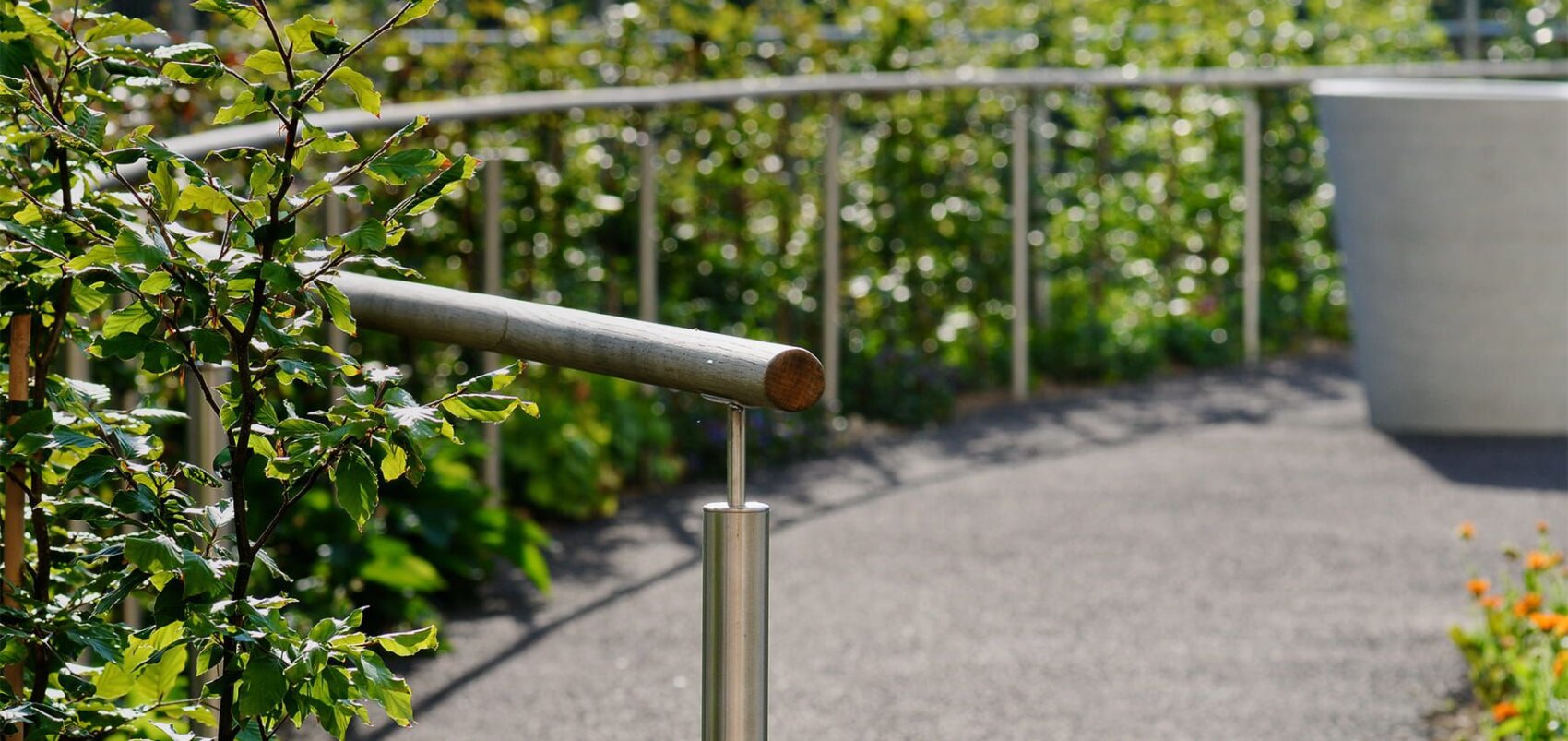 Elegant in Parks und Gartenanlagen: gebogene Aussen-Handläufe aus Massivholz
