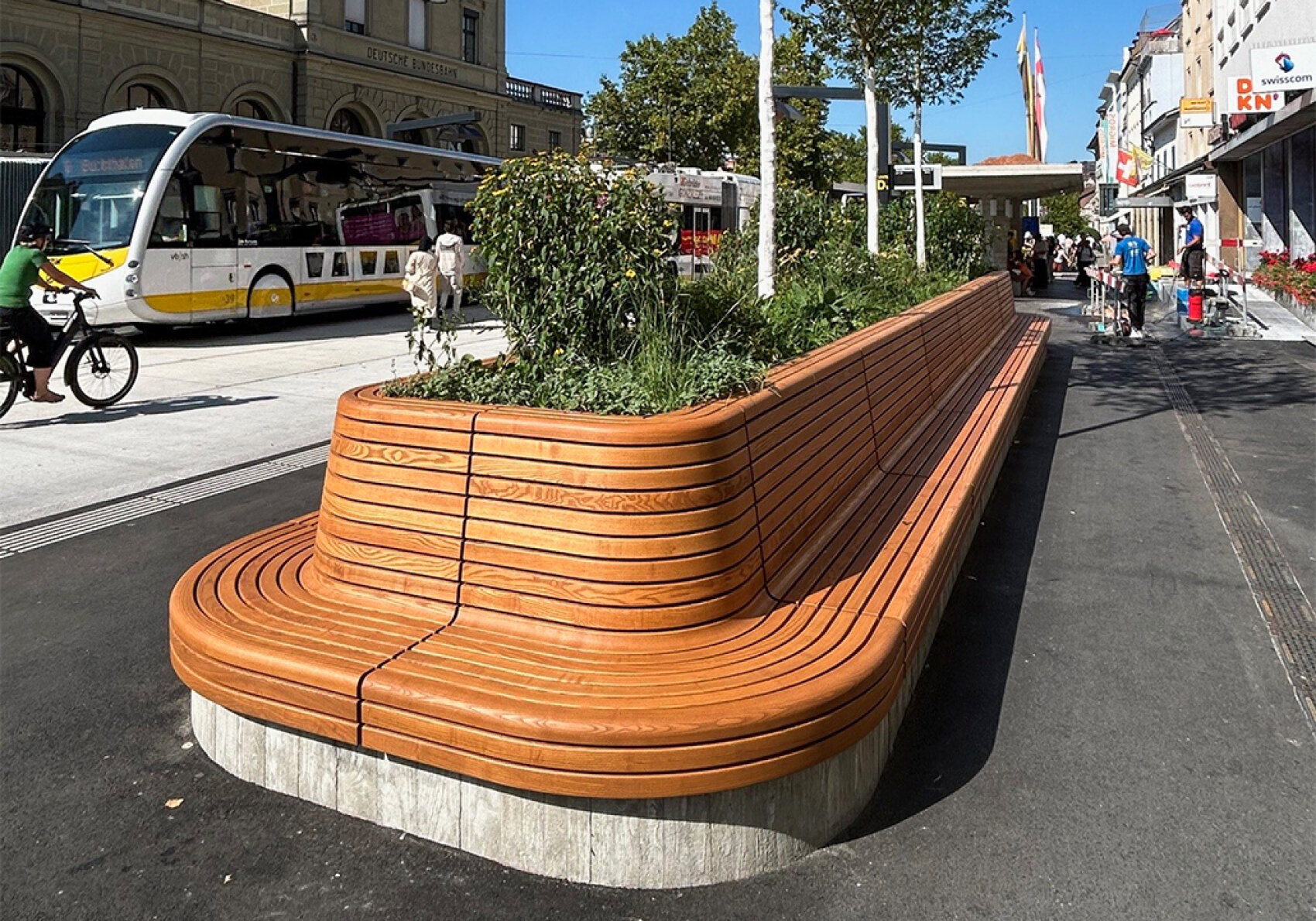 HARMONICA Design-Rundbank beim Bahnhof Schaffhausen