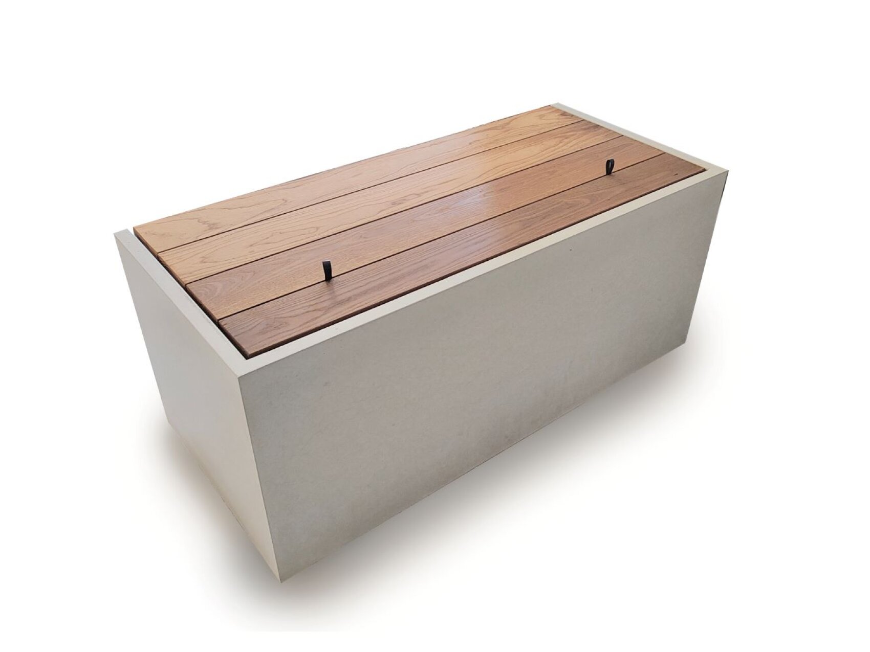 Eine rechteckige Bank mit einem Betonsockel und einer Sitzfläche aus Holzlatten, mit zwei kleinen schwarzen Griffen an der Oberseite, auf einem schlichten weißen Hintergrund.