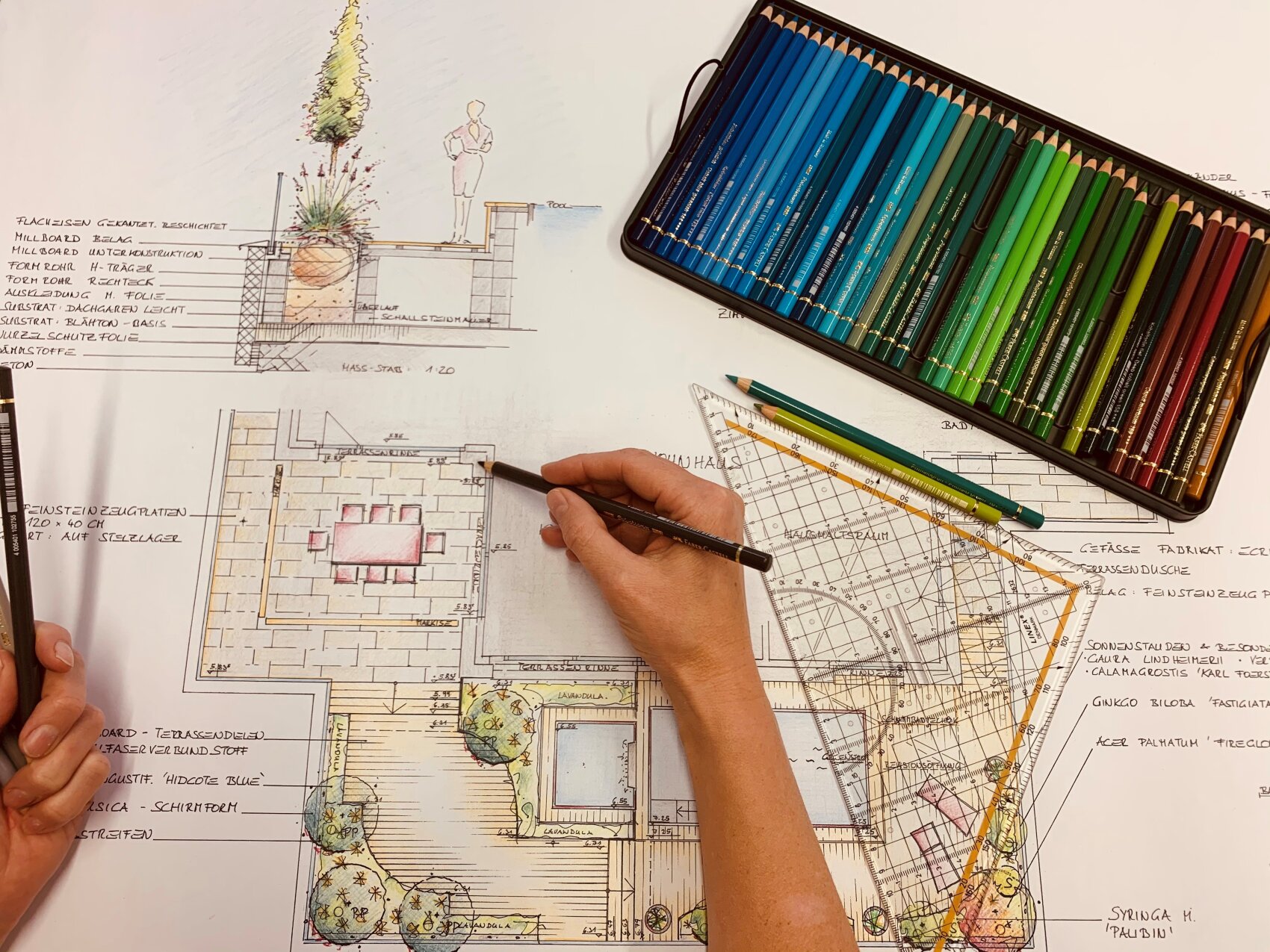 Eine Person zeichnet einen detaillierten Landschaftsplan